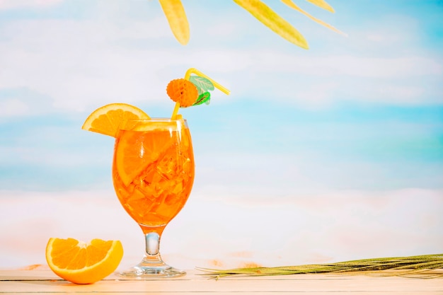 Verre de boisson juteuse rafraîchissante et orange tranchée