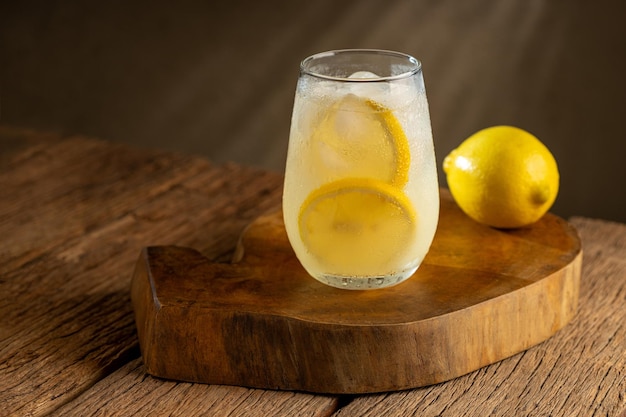 Un verre de boisson maison rafraîchissante au citron