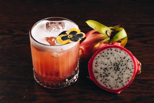 Verre de boisson rafraîchissante au fruit du dragon sur table avec des glaçons Fruits Pitahaya