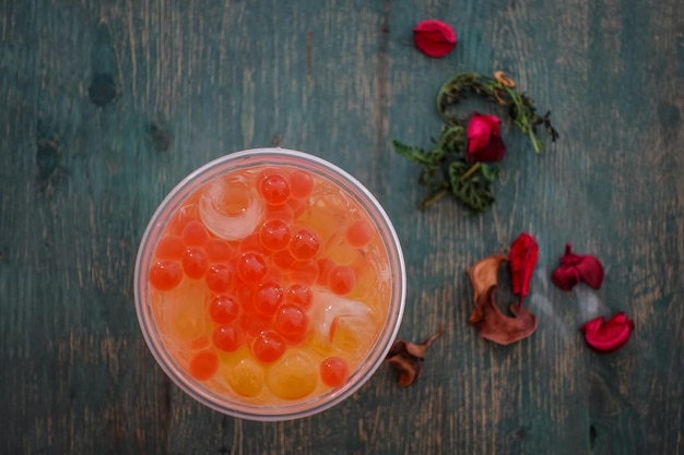 Verre avec boisson rafraîchissante thé à bulles avec de la glace