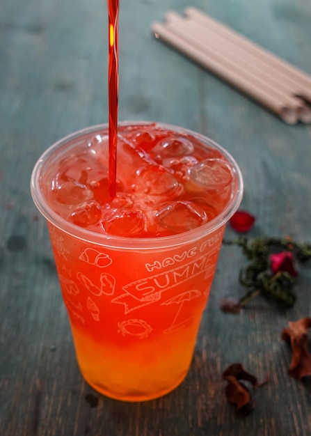 Verre avec boisson rafraîchissante thé à bulles avec de la glace