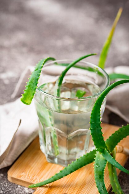 Verre de boisson saine à l&#39;aloe vera