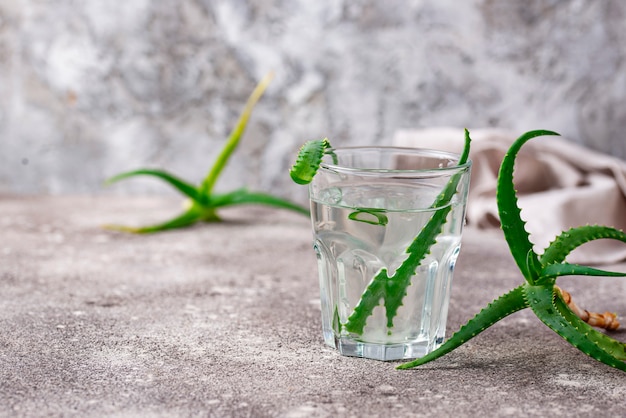 Verre de boisson saine à l&#39;aloe vera