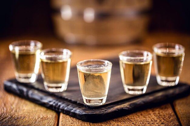 Un verre de boisson sur la table.