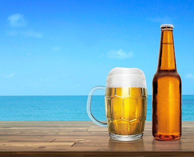 Verre et bouteille de bière avec des gouttelettes d'eau sur une terrasse de table en bois avec une atmosphère rafraîchissante dans le paysage naturel de la mer du matin