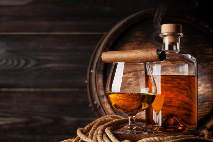 Photo le verre et la bouteille de cognac.