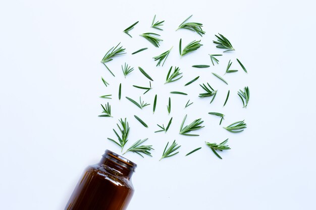 Verre bouteille médical avec des feuilles de romarin frais sur blanc