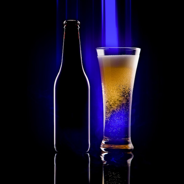 Photo verre et bouteille de pilsner en fond noir sur base réfléchissante