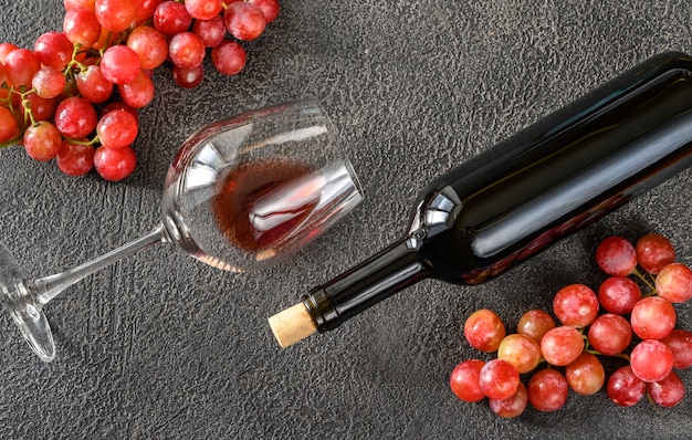 Verre et bouteille de vin rouge