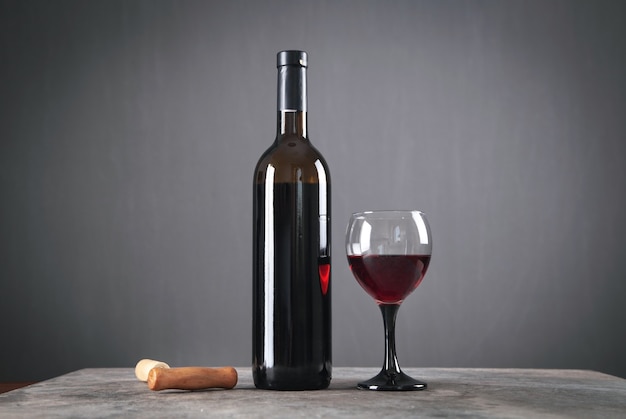 Verre et bouteille de vin rouge.