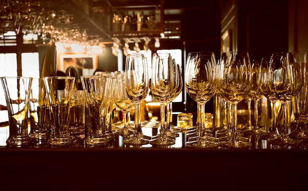 Un verre de bouteilles de vin sur la table dans un restaurant