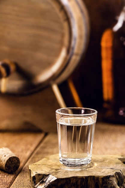 Verre à brandy brésilien typique, appelé "pinga" ou "cachaça", fait de canne à sucre, cadre alambic rustique