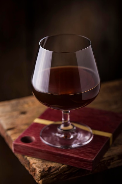 Verre de brandy sur table en bois