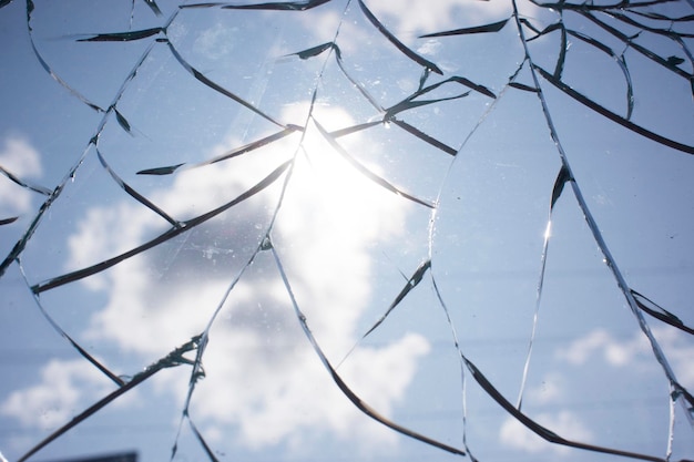 Verre brisé sur fond de ciel naturel