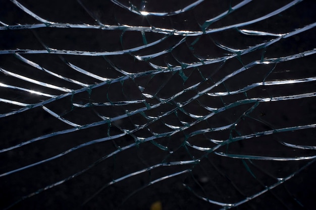 Verre brisé sur fond noir naturel