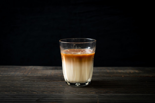 Verre de café au lait, café au lait sur fond de bois