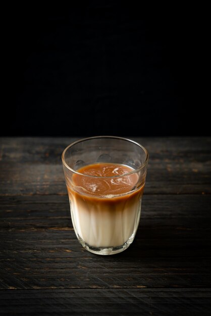 verre de café au lait, café au lait sur fond de bois