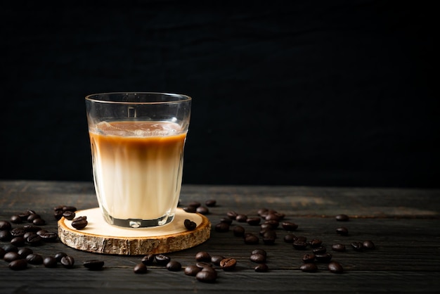 Verre de café au lait café au lait sur fond de bois