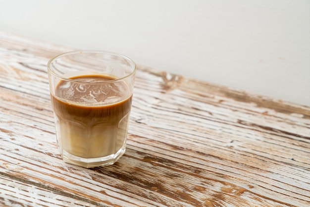 Verre de café au lait, café au lait sur fond de bois