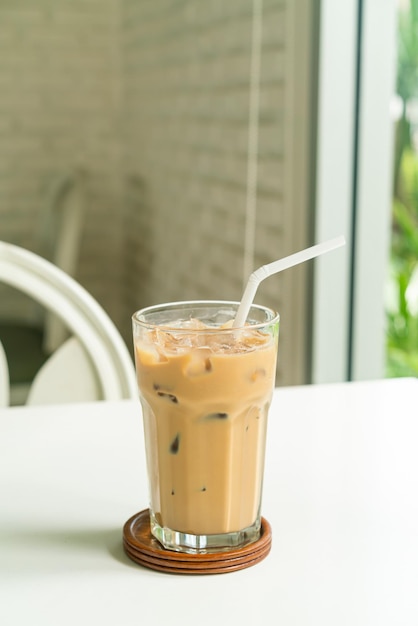 verre de café au lait glacé sur table dans un café café