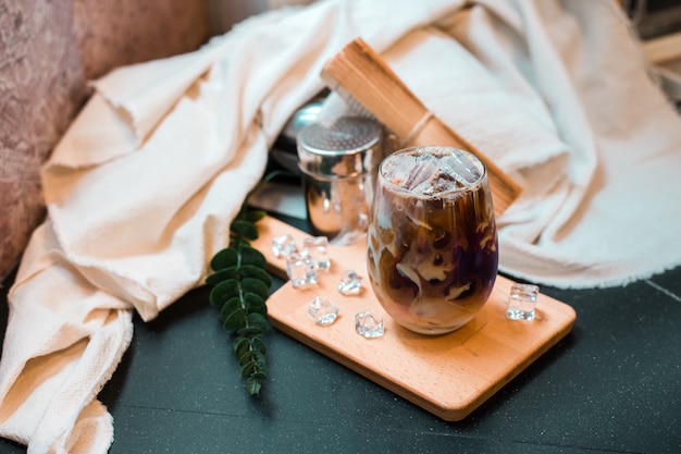 Verre de café au lait sur la table