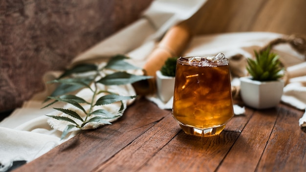 Verre de café au lait sur la table