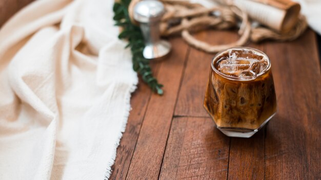 Verre de café au lait sur la table