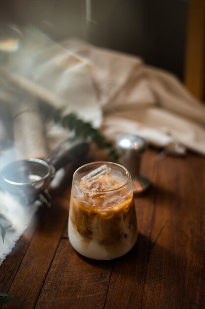 Verre de café au lait sur la table