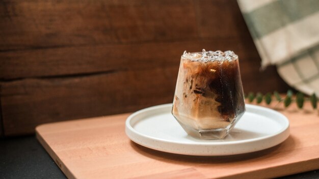 Verre de café au lait sur la table