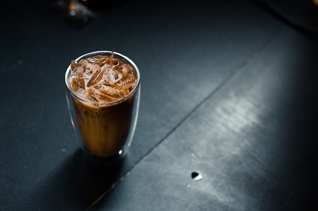 verre de café au lait sur la table