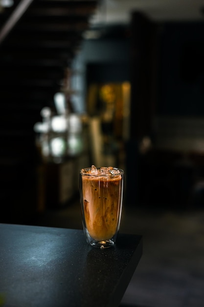 verre de café au lait sur la table