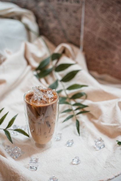 verre de café au lait sur une toile blanche