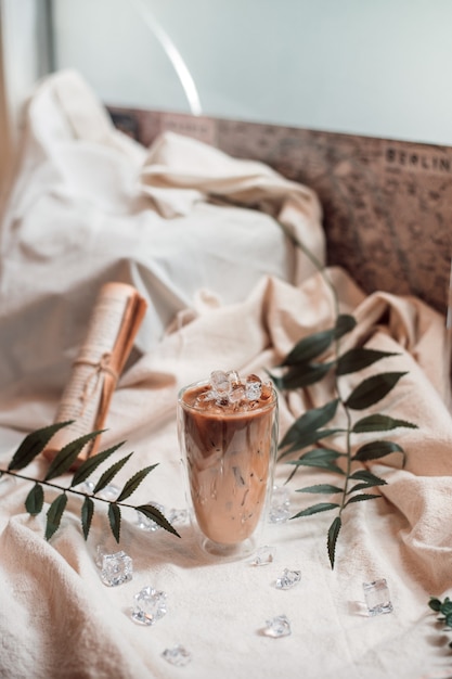 Photo verre de café au lait sur une toile blanche