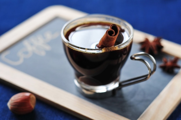 Verre de café aux épices canella et étoile d'anis