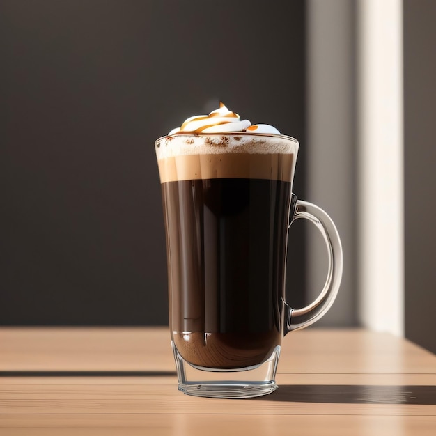 Un verre de café avec une crème fouettée dessus.