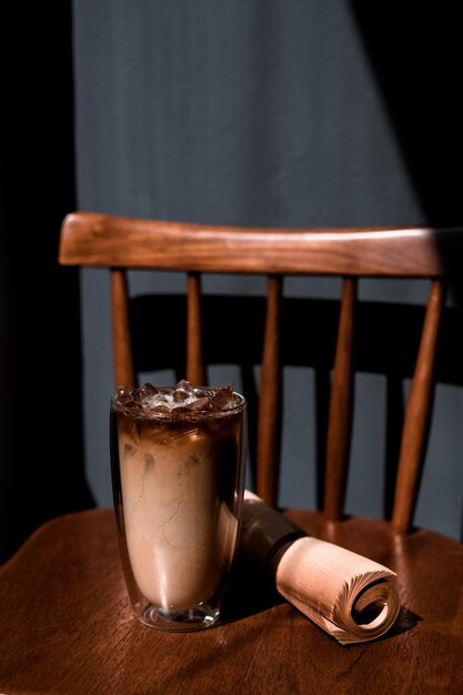 un verre de café avec du lait sur la table