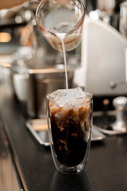 verre de café avec du lait sur la table