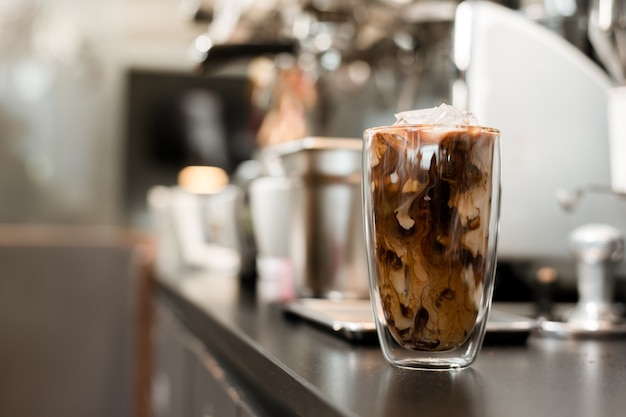 verre de café avec du lait sur la table