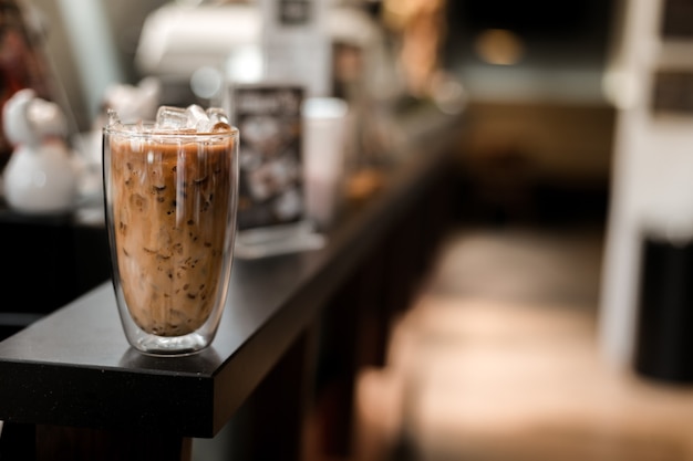 verre de café avec du lait sur la table