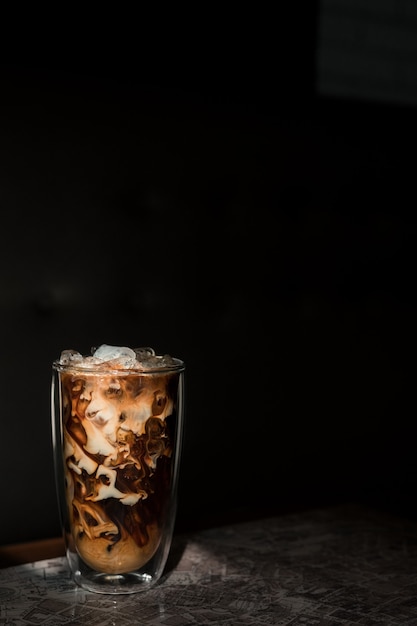 verre de café avec du lait sur la table