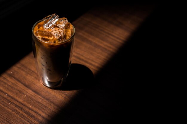 un verre de café avec du lait sur une toile blanche