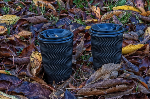 Un verre de café sur une feuille d'automne