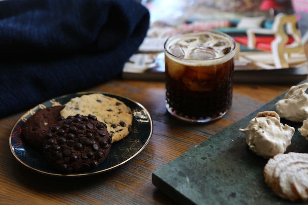 Verre de café filtre avec de délicieux biscuits