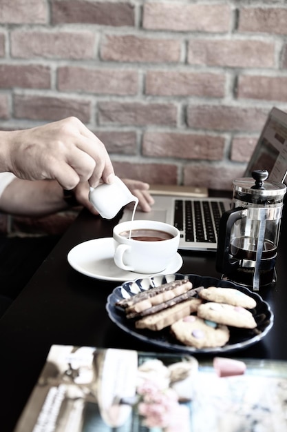 Verre de café filtre avec de délicieux biscuits