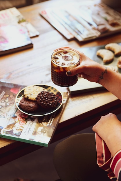 Verre de café filtre avec de délicieux biscuits