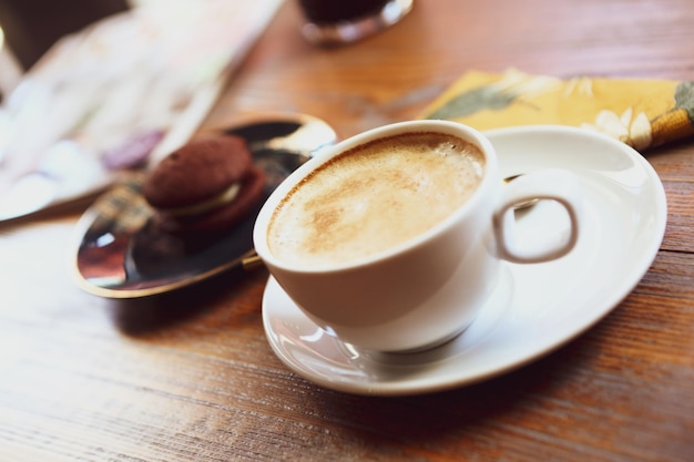 Verre de café filtre avec de délicieux biscuits