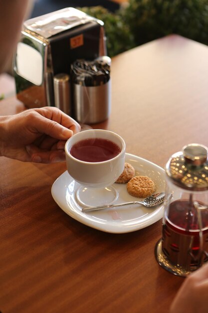 Verre de café filtre avec de délicieux biscuits