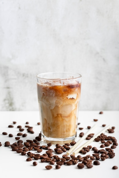 Verre de café frais avec du lait sur la table