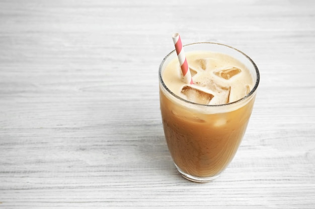 Verre de café froid sur fond de bois