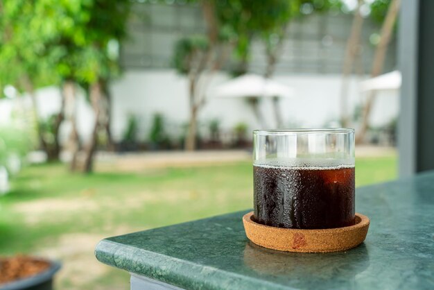 verre de café glacé americano sur table dans un café-restaurant café et restaurant